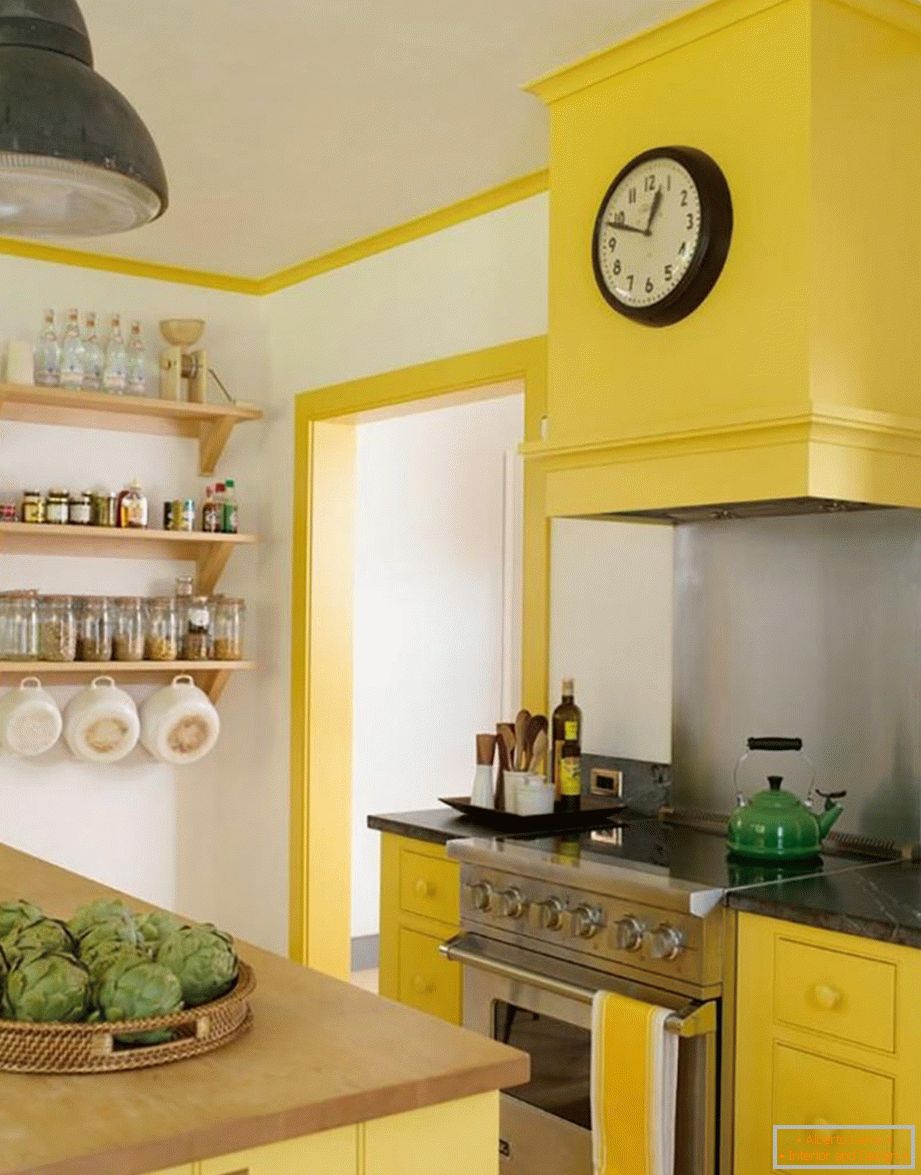 Kombinacija bijele, sive i žute boje u kuhinji