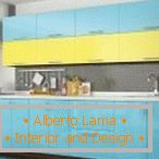 Kuhinjski nameštaj s žuto-plavom fasadom