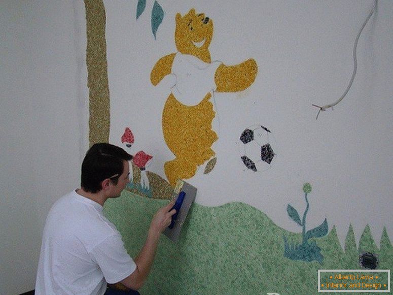 Čovek izvlači Winnie the Pooh na zid u rasadniku
